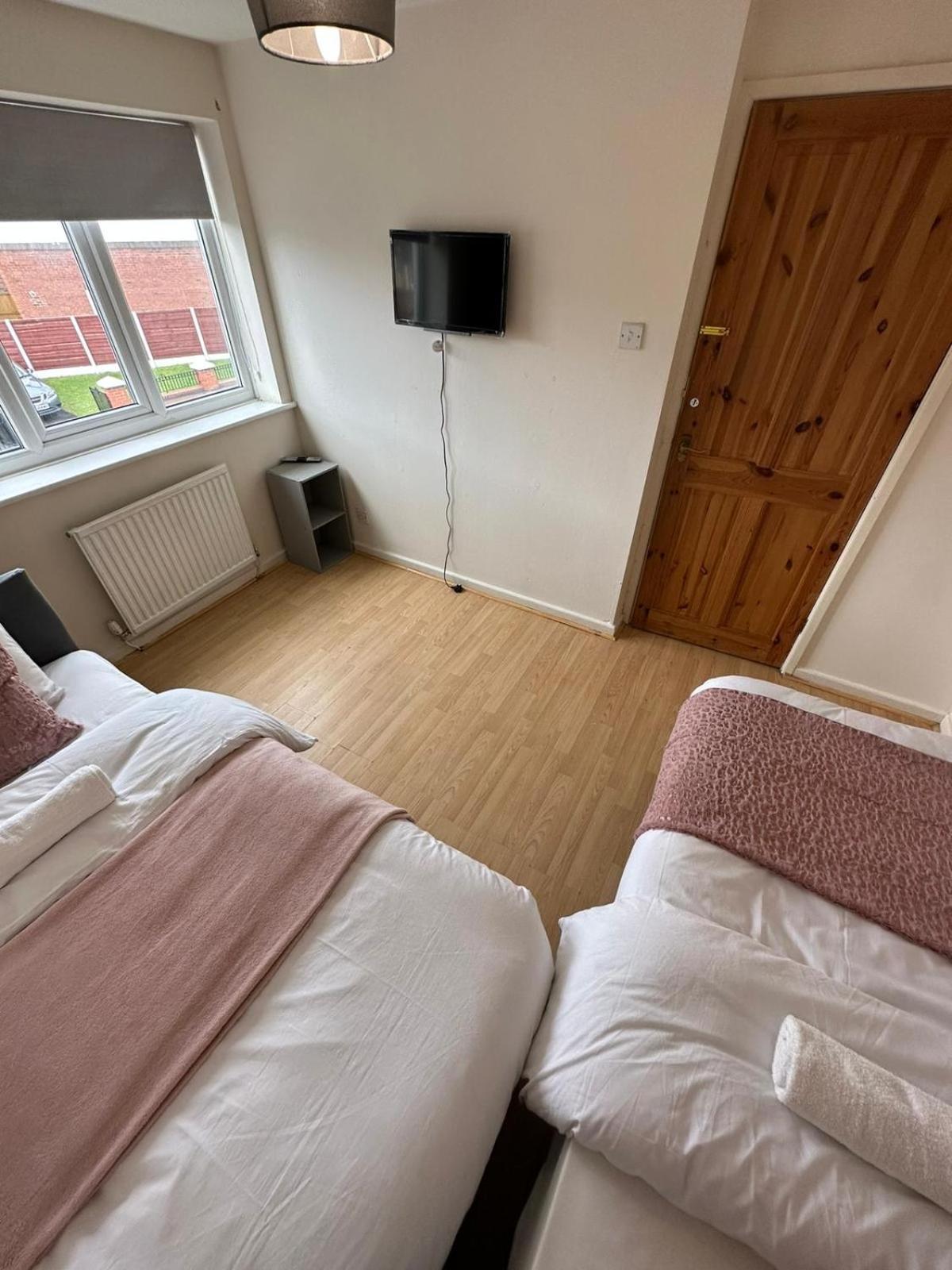 3 Bedroom Apartment Close To Manchester City Stadium And Coop Live Exterior photo